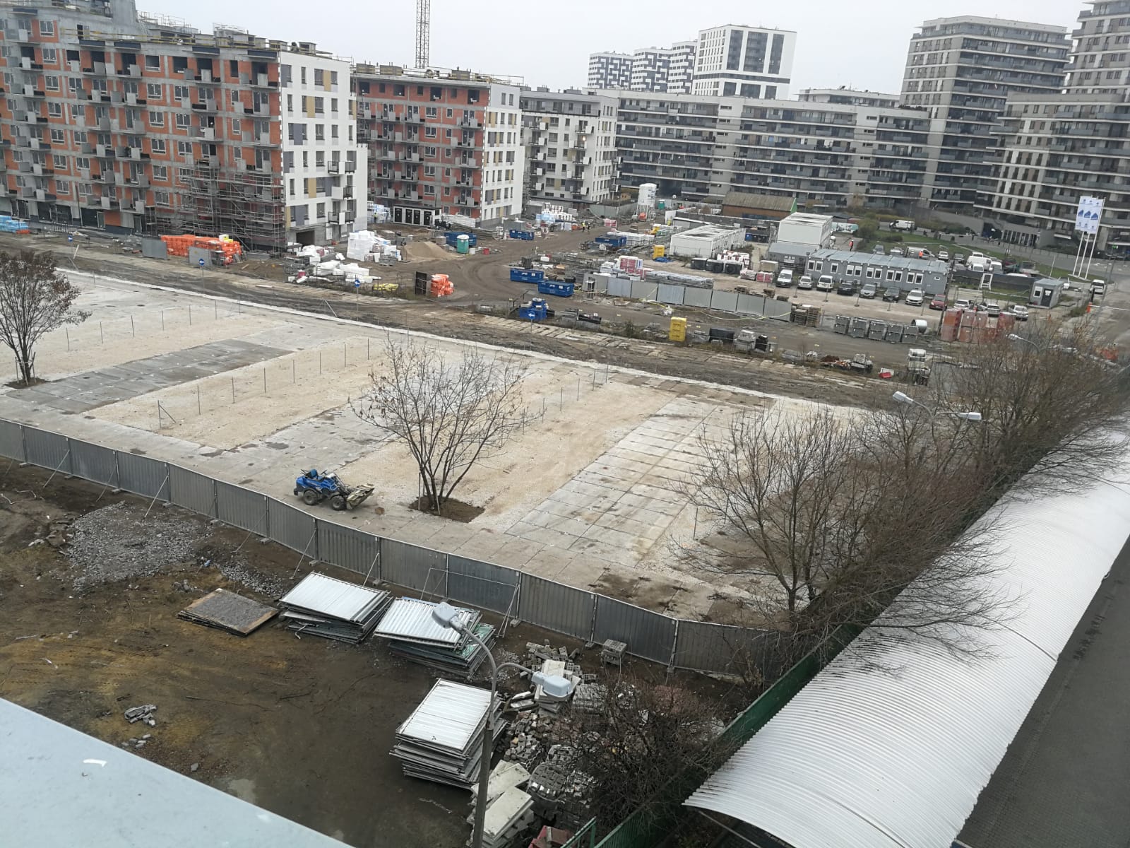 Tymczasowy parkingu przy Centrum Handlowym Atrium Promenada w Warszawie
